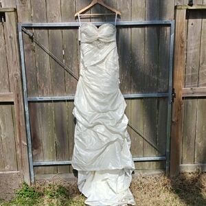 Elegant Ivory Strapless Wedding Dress